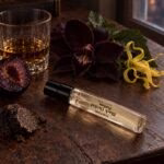 Black Orchid Parfum di Tom Ford decantazione in una scena fotografica ispirata alla fragranza